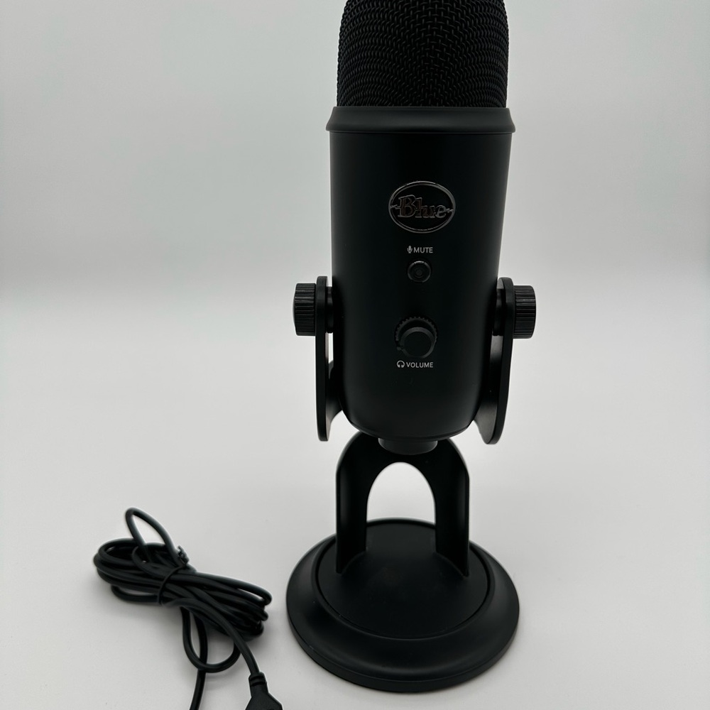 Blue Yeti Blackout USB Condenser Microphone – Professional Multi-Pattern Audio